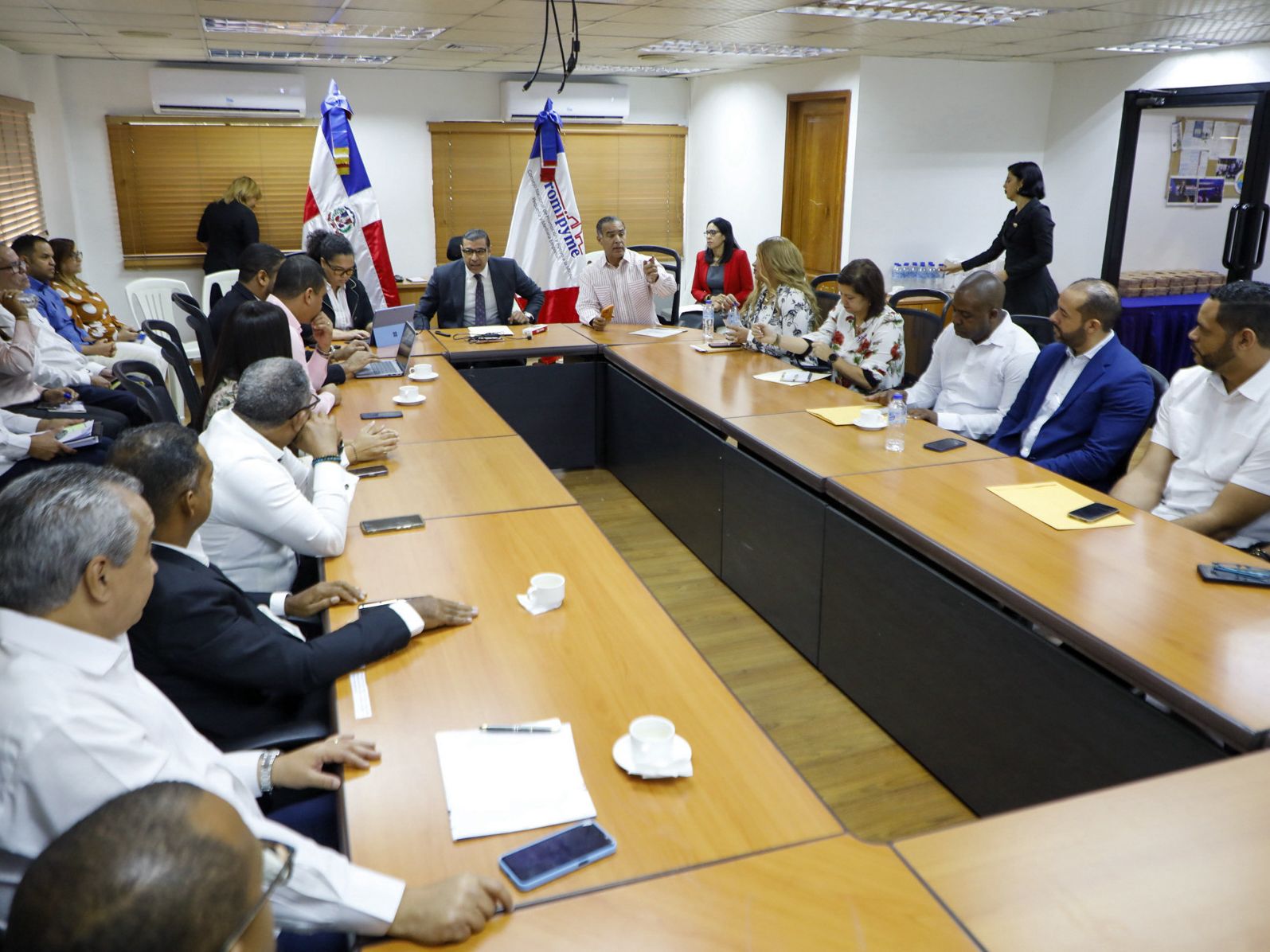 Director Promipyme reúne a directores regionales